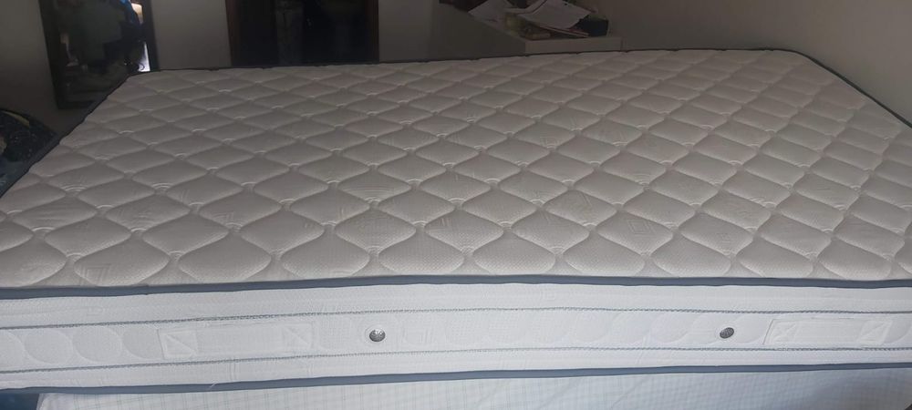 2 colchões e 2 estrados