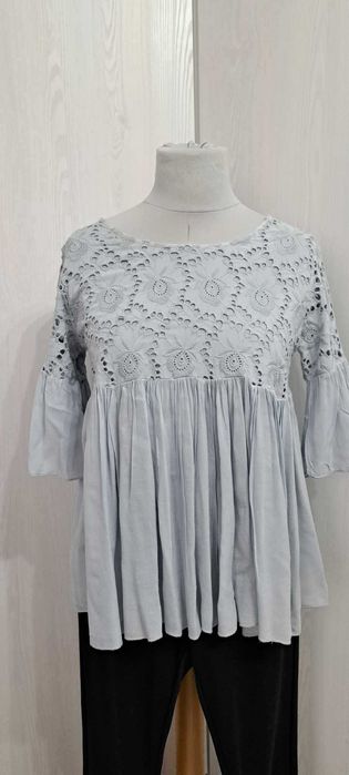 Piękna  szara , popielata, włoska bluzka z bawełnianej koronki