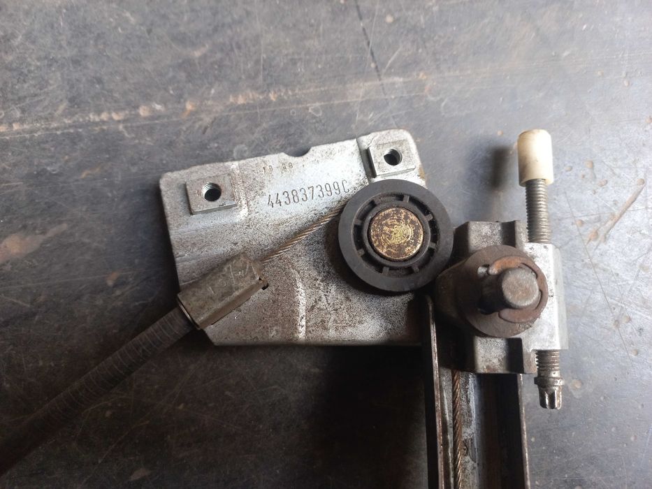 Склопідіймач ручний Audi 100 C3 1989 року випуску.