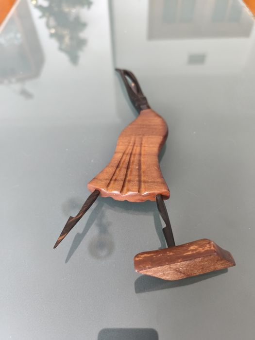 Estatueta de bailarina em madeira