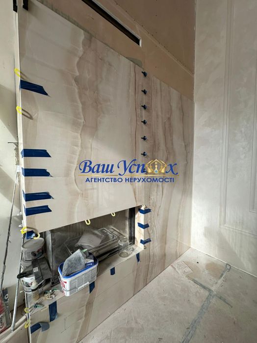 Продажа современного  дома с выходом на озеро. В городке.