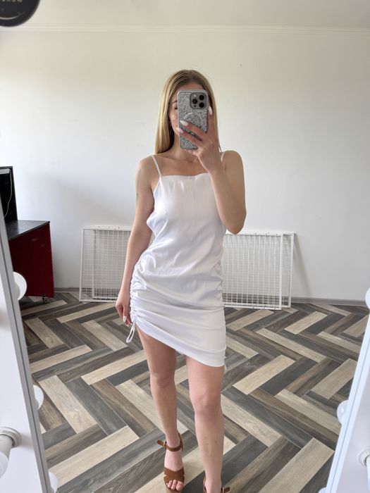 Атласна вечірня сукня