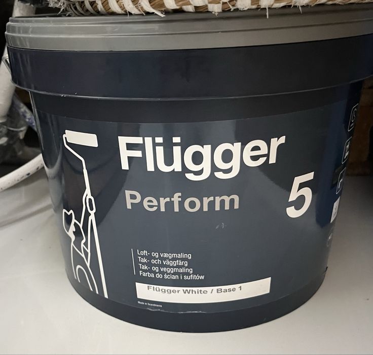 Matowa farba do ścian i sufitów o stonowanym połysku.