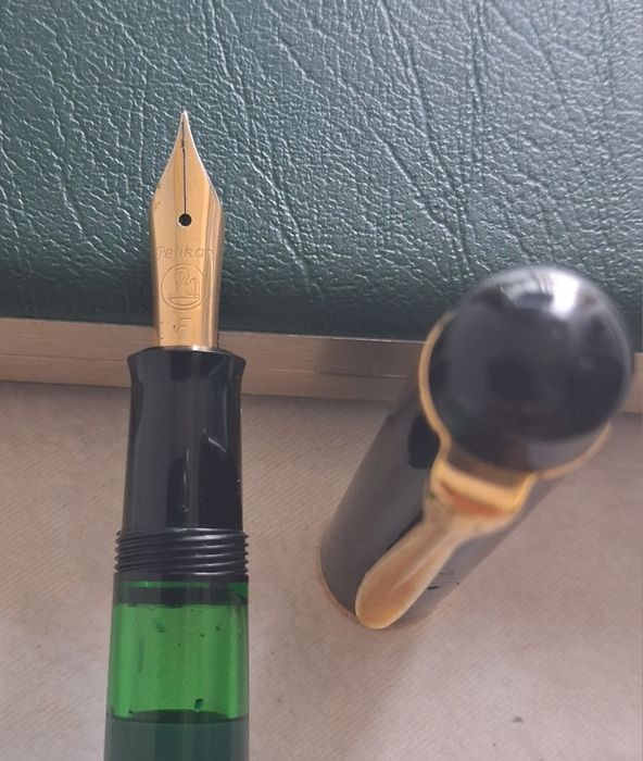 Caneta tinteiro antiga Pelikan com caixa