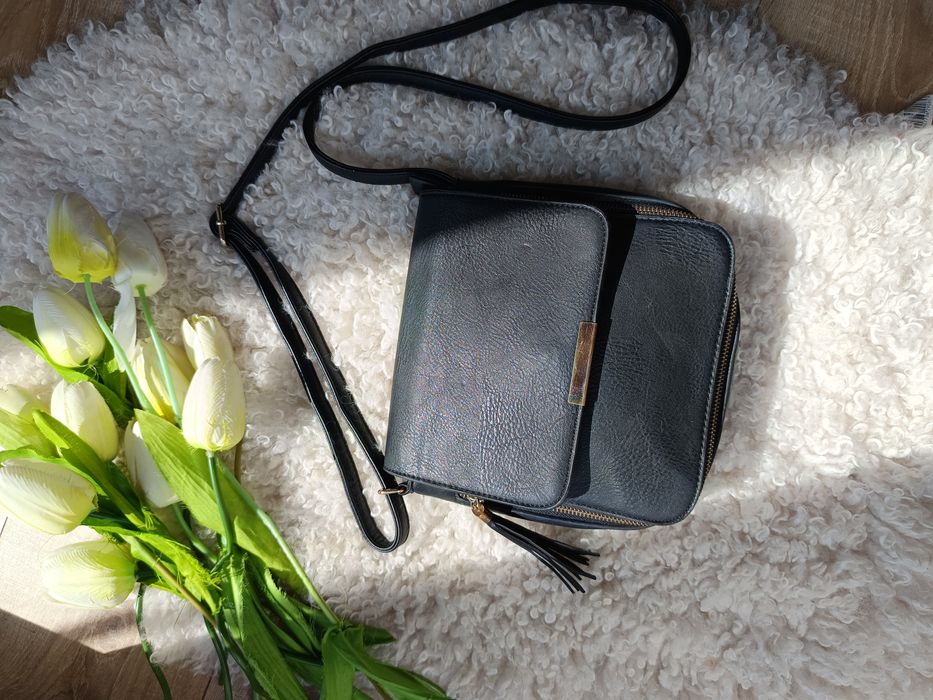 czarna torebka mohito z regulowanym paskiem ze złotymi dodatkami l