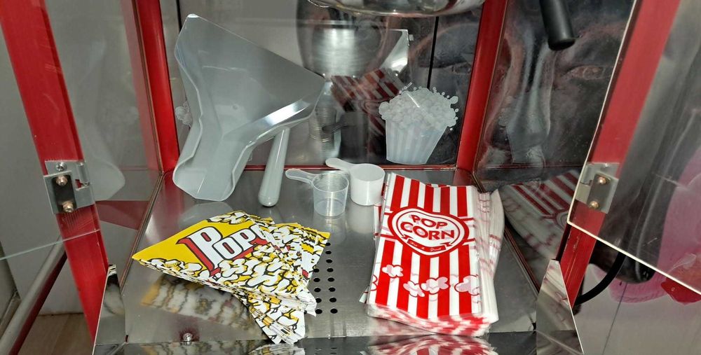 Máquina de pipocas com carrinho