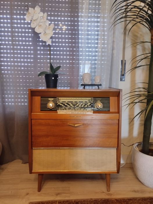 Móvel rádio e gira discos