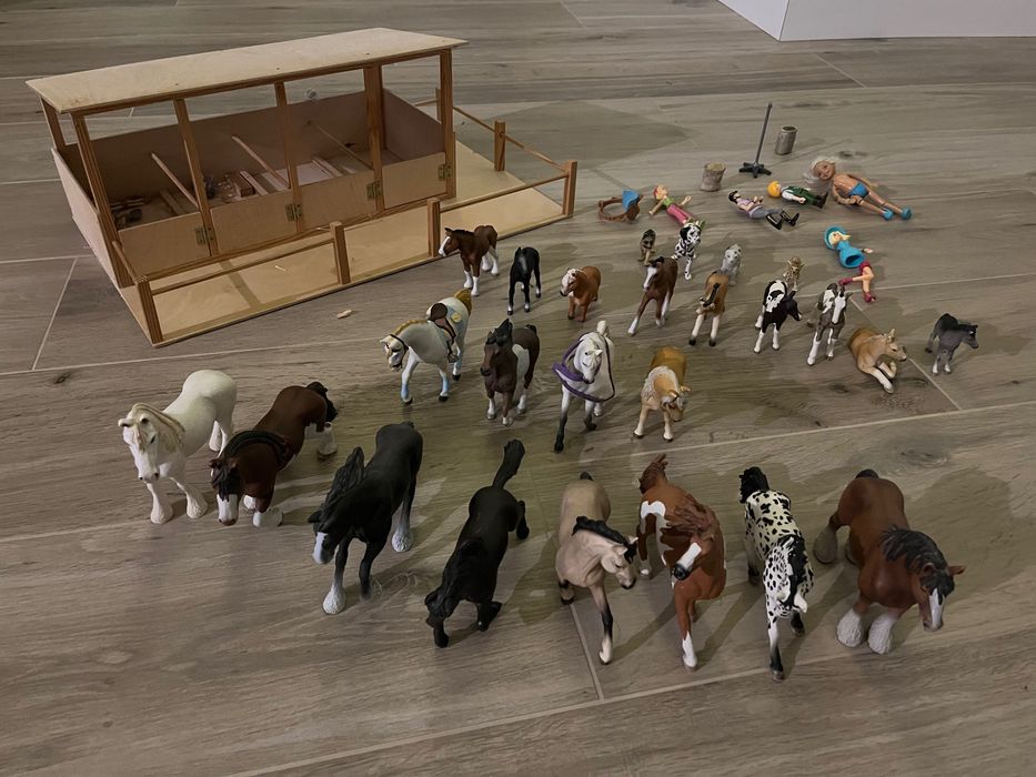 Figurki Koniki Schleich ze stajnią na prezent pod choinkę