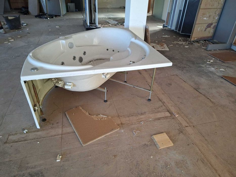 Material Sanitas, bidés e lavatórios, bases duche, banheira hidromassagem vários, material novo nunca usado