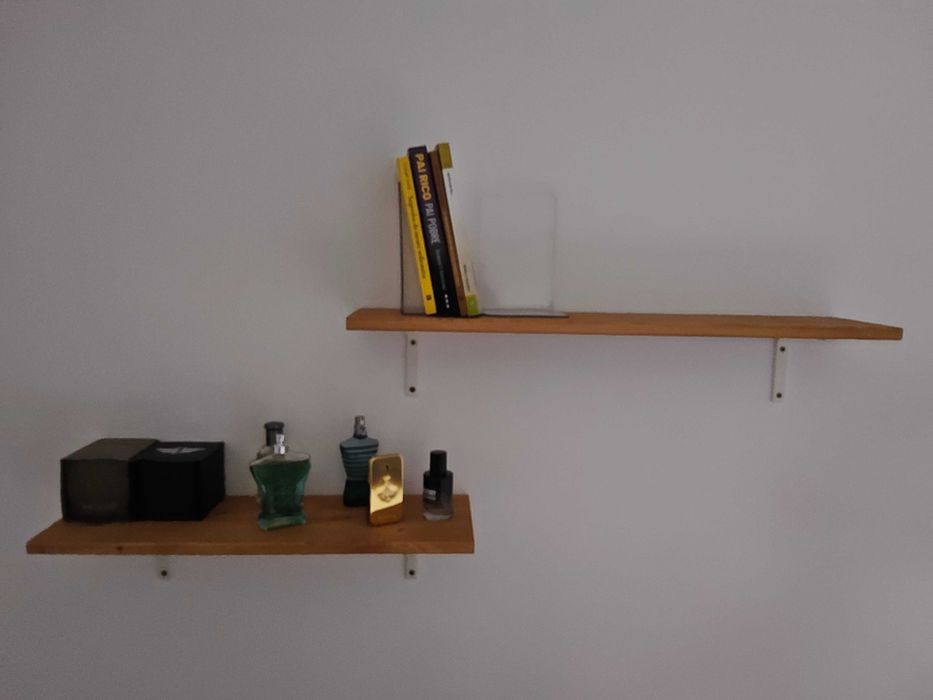 Prateleira de madeira com suporte branco