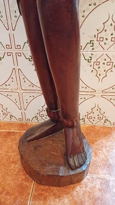 Estátua de madeira esculpida