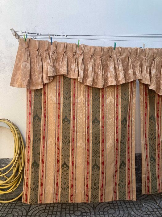 4 Cortinados Amarelos, Vermelhos e Verdes com Floreados