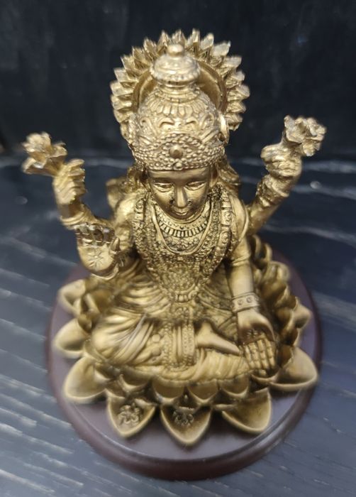 Estátua Deusa Lakshmi Feng Shui – Prosperidade – Resina Dourada