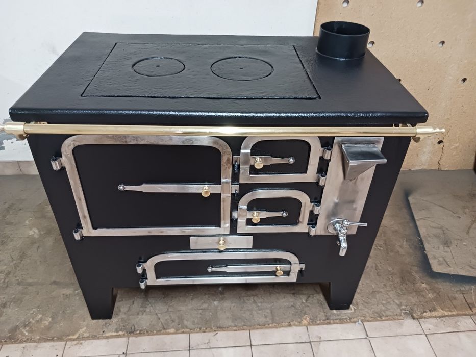 Fogao de lenha tradicional rústico com reservatorio de agua com tornei