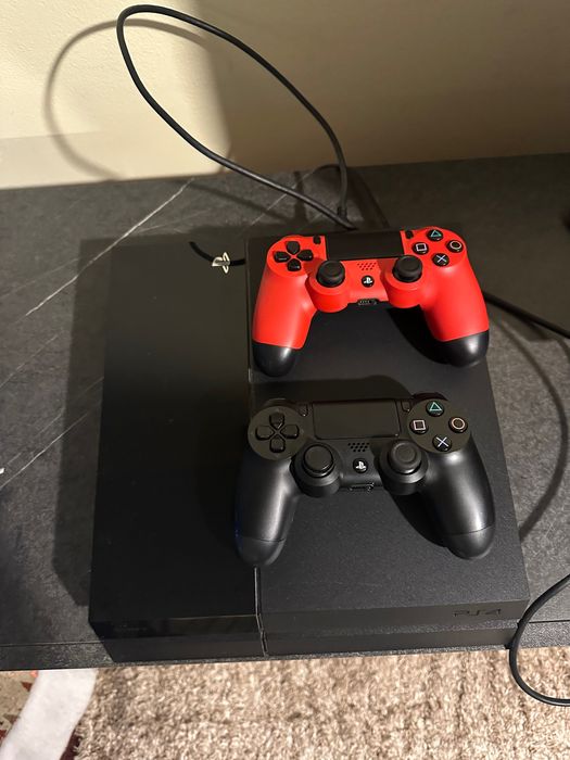 PlayStation 4 com 2 comandos + 5 jogos (Fc26)