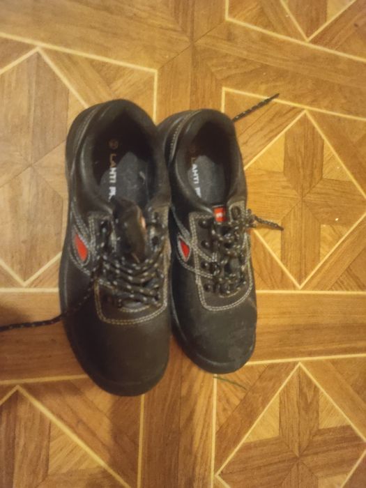 Buty z blachą r39