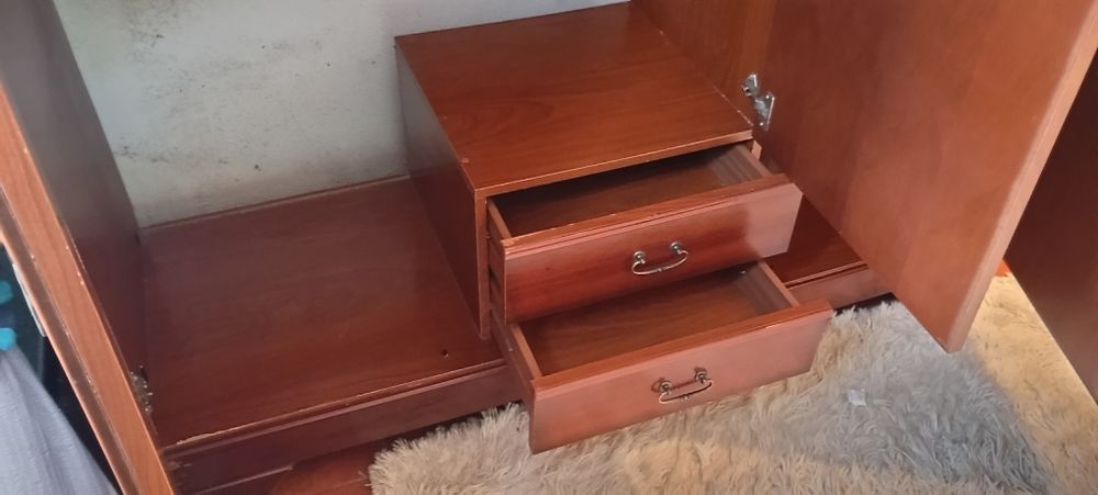 Roupeiro madeira com três portas