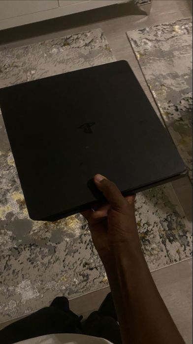 PS4 slim, com dois comandos funcionais, GTA V e fones gamer com microfone a funcionar