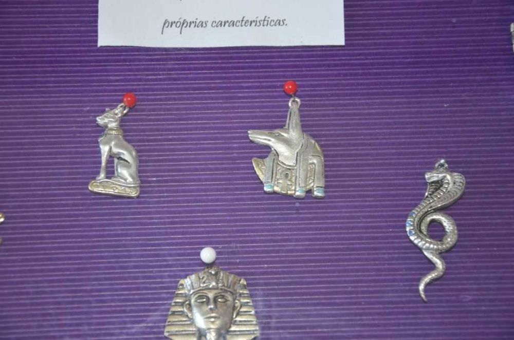 Expositor com 16 medalhas com símbolos míticos do Antigo Egipto (Atum Ra), feito na Inglaterra