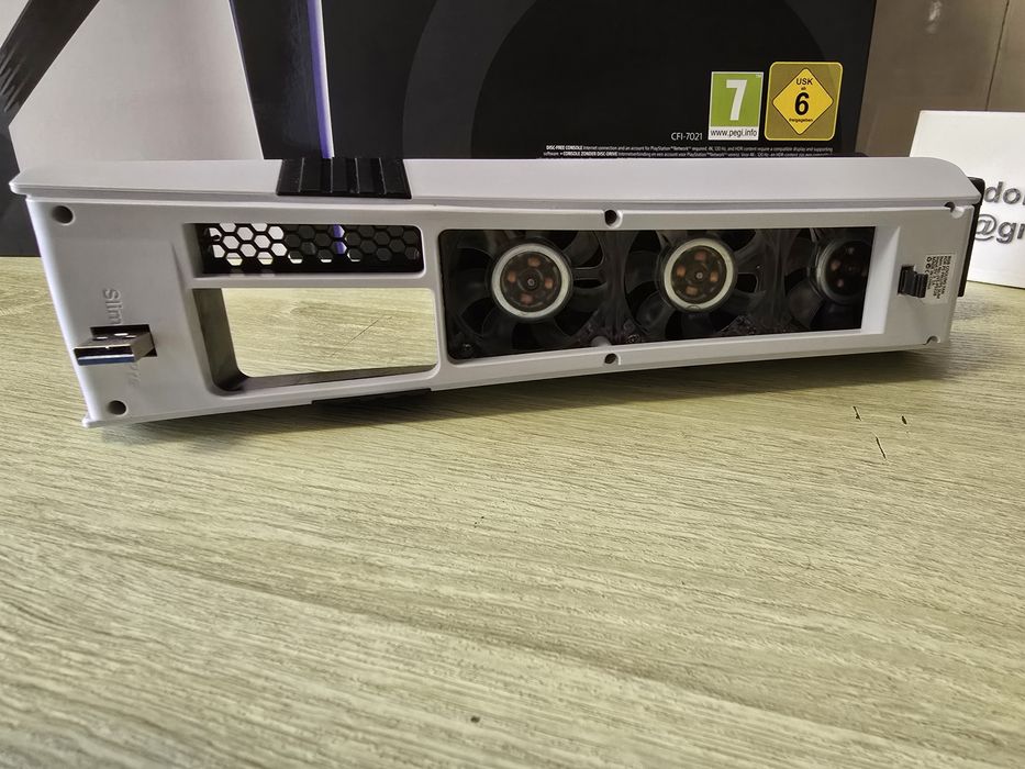 Playstation 5 PRO + 3 comandos