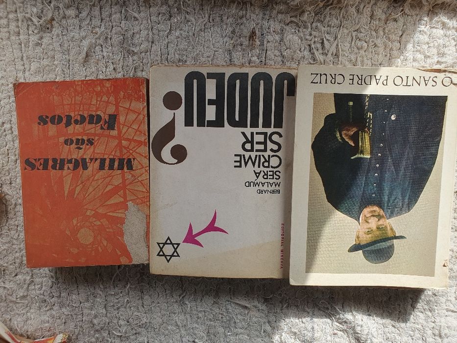 Livros diversos antigos e Bíblia