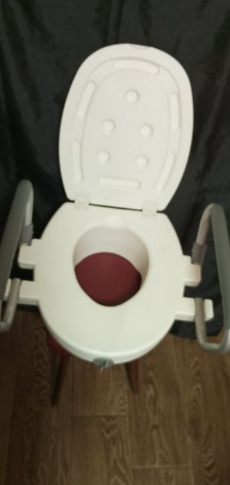 Насадка на унитаз для пожилых и инвалидов