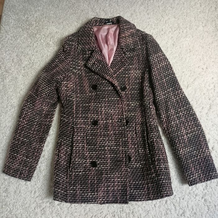 Wiosenny płaszcz w kolorze różowym, używany. Doskonały wybór na chłodn