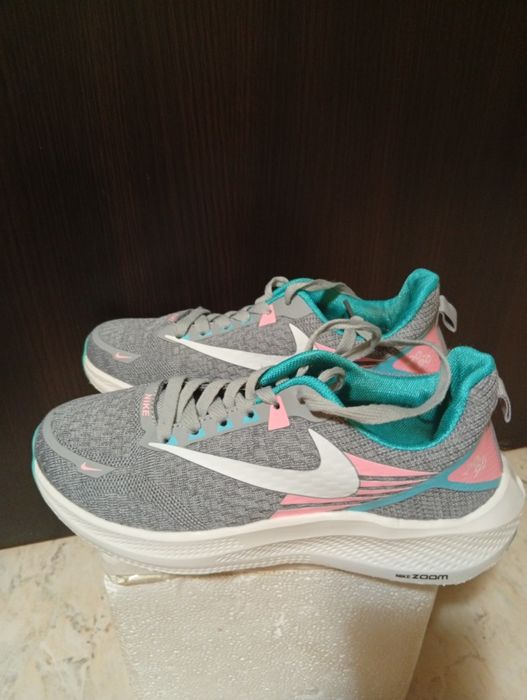 Кроссовки.женские.