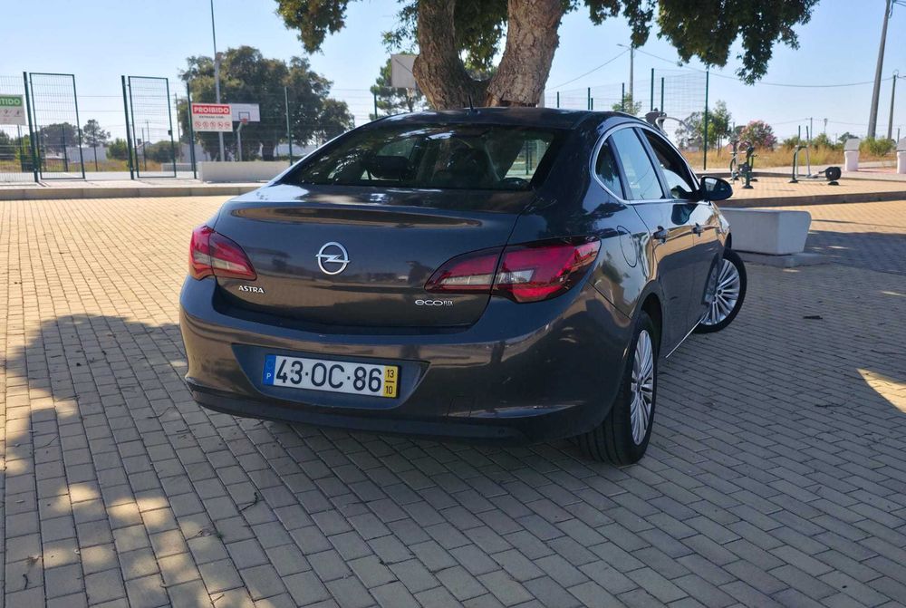 Opel Astra J Sedan Ecoflex | Estofos Pele | Económico e a Circular Diariamente!