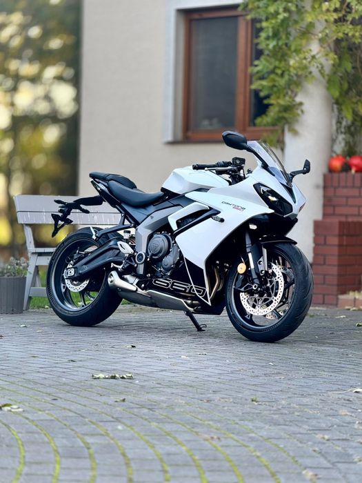 Triumph Daytona 660 biała nowa model 2025 r fv23%