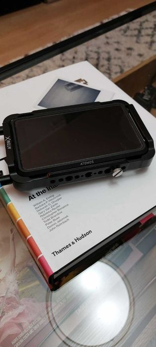 Atomos ninja v z klatką i osłoną przeciwsłoneczną