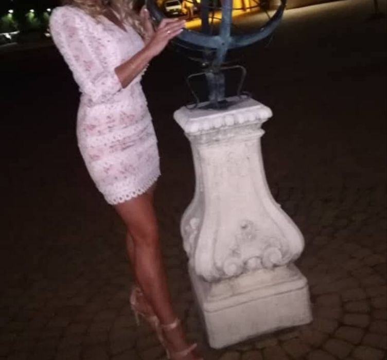 Elegancka sukienka w kolorze różowym w kwiatki wykończona białą koronką rozmiar 38