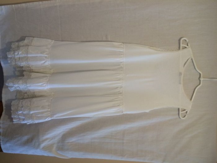 Sukienka biała z falbanami