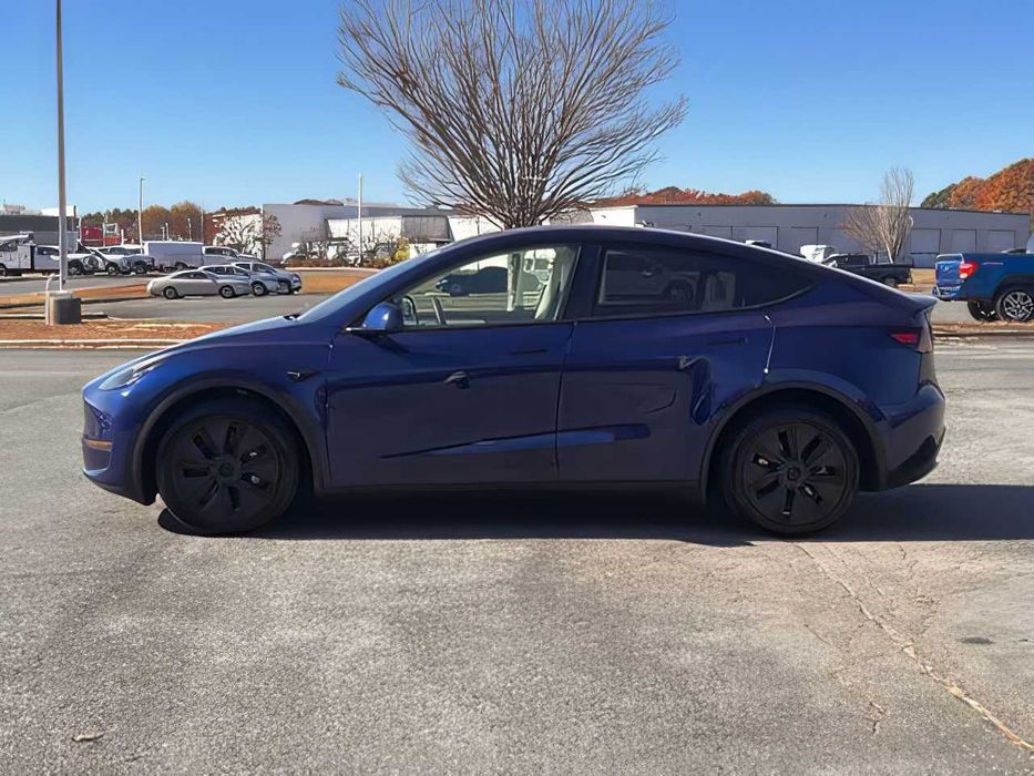 Tesla Model Y      2024