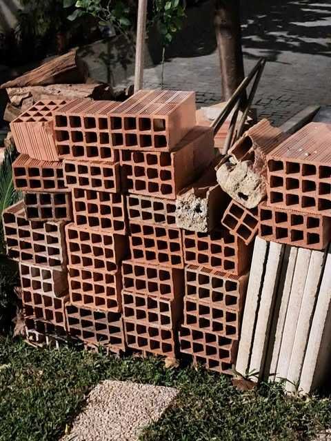 Ofereço cerca de 30 tijolos a quem vier buscar