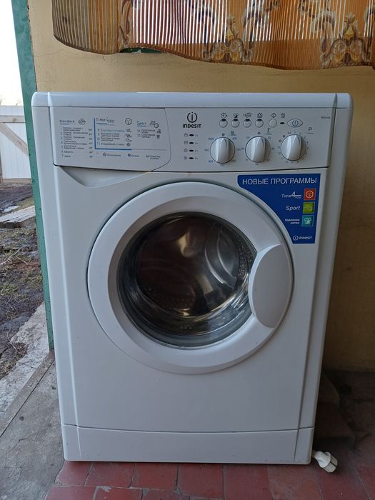 Стиральная машина INDESIT.