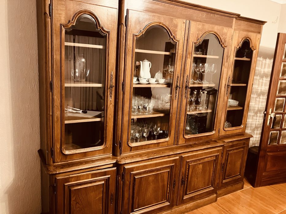 Cristaleira com aparador em madeira de Castanho