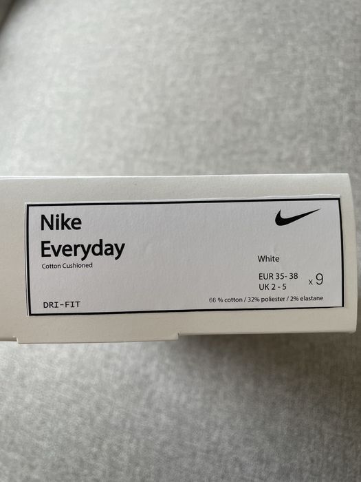 Nike Wysokie Biale/Czarne  35/38 boks 2 szt. (18 par )