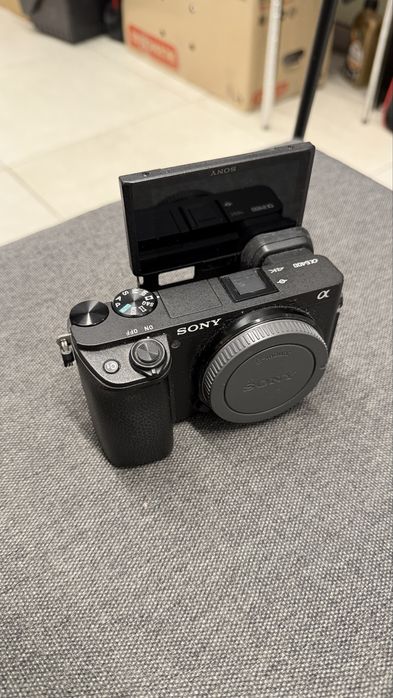 Sony 6400 камера і обʼєктив carl zeiss