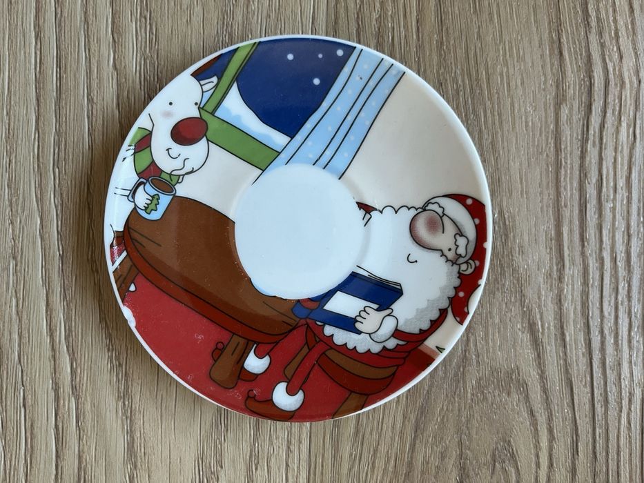 Chavena e pires de café com gravura de Natal