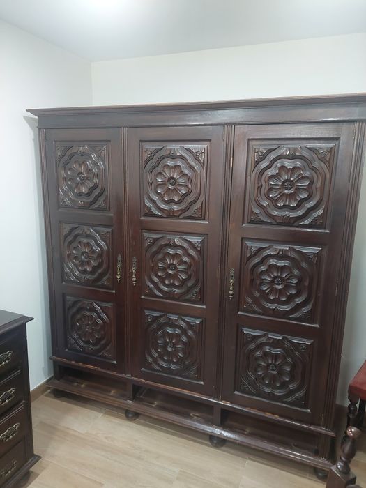 Quarto de Casal Completo em Madeira Maciça (Estilo D. João V / Rústico)