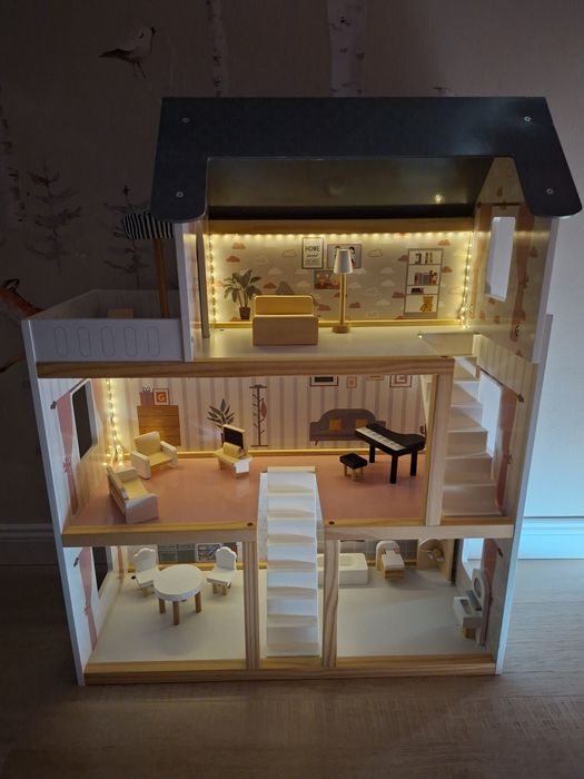 Drewniany domek dla lalek z oświetleniem led