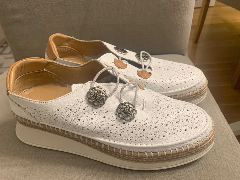 Buty Loretta Vitale białe, ażurowe, rozm.38 ze wstawkami kolorowymi