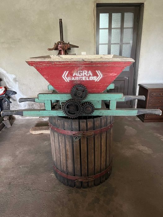 Prensa e ralador de uvas