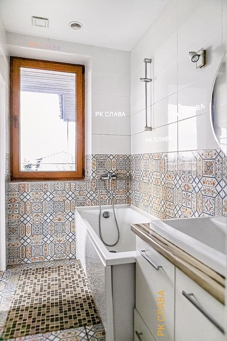 Продам котедж в Безлюдівці з виходом на  озеро і спортивним полем