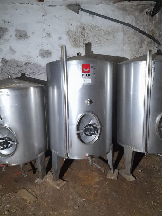 Cubas metálicas e dornas de plástico