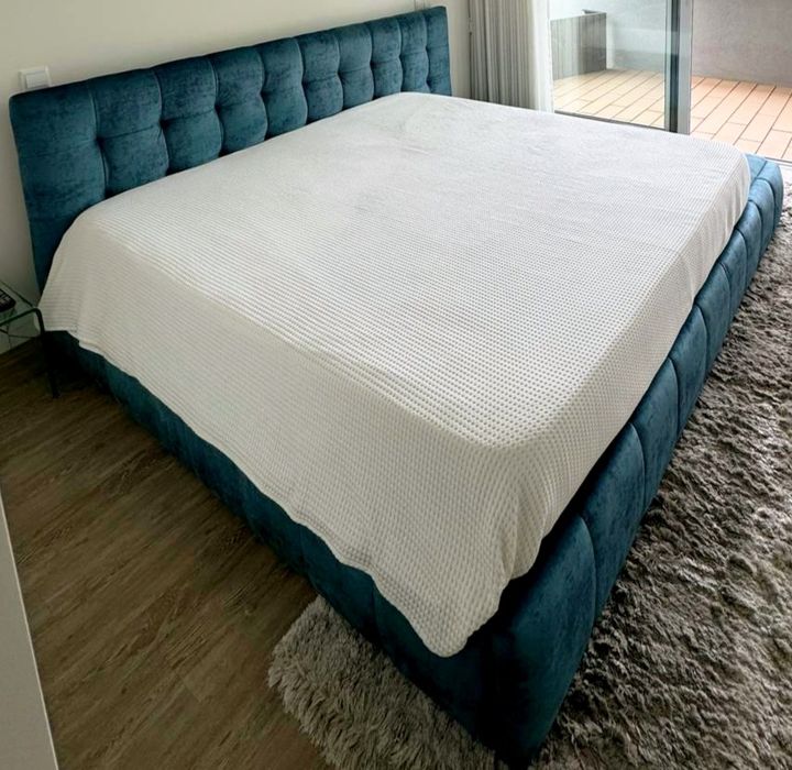 Cama casal com arrumação e banqueta lateral