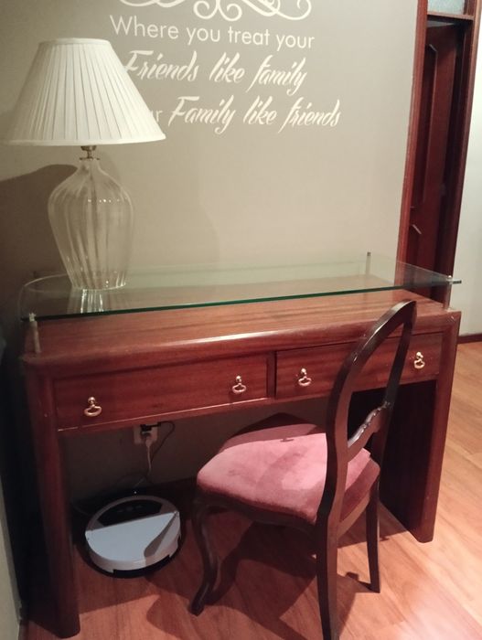 URGENTE - Móvel de madeira  cerejeira com 2 gavetas + cadeira