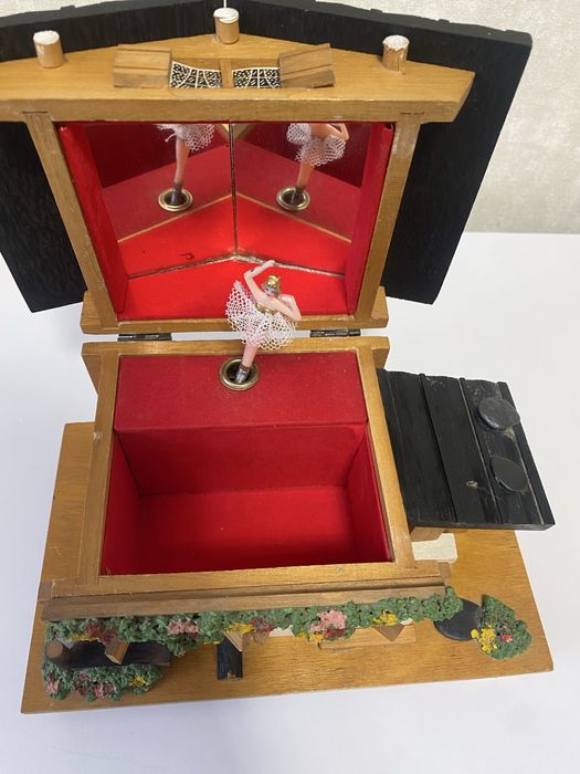 Вінтажна музична скринька-шкатулка Швейцарське шале з балериною