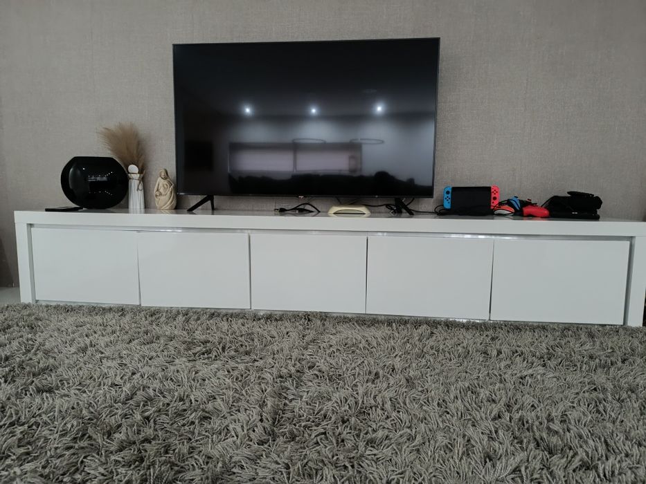 Móvel TV madeira lacada. Tem 2,5 metros de comprimento